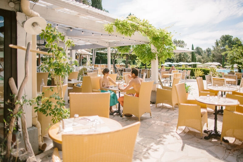 Couple naturiste d�jeunant en terrasse ombrag�e du restaurant au camping LIBRANOO Naturiste Belezy � B�doin (84).