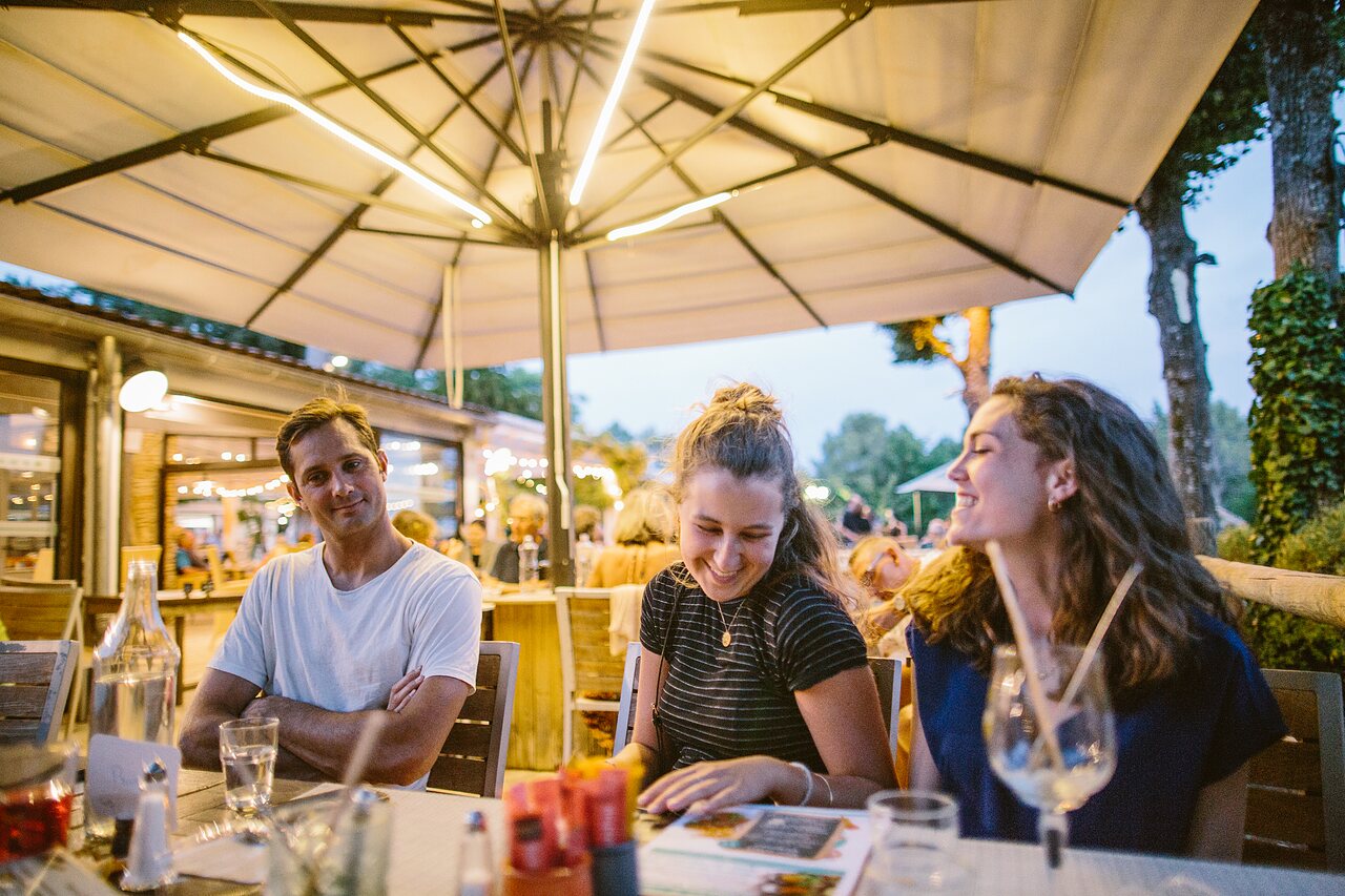 D�ner en terrasse du restaurant au camping LIBRANOO Naturiste Belezy � B�doin (84).