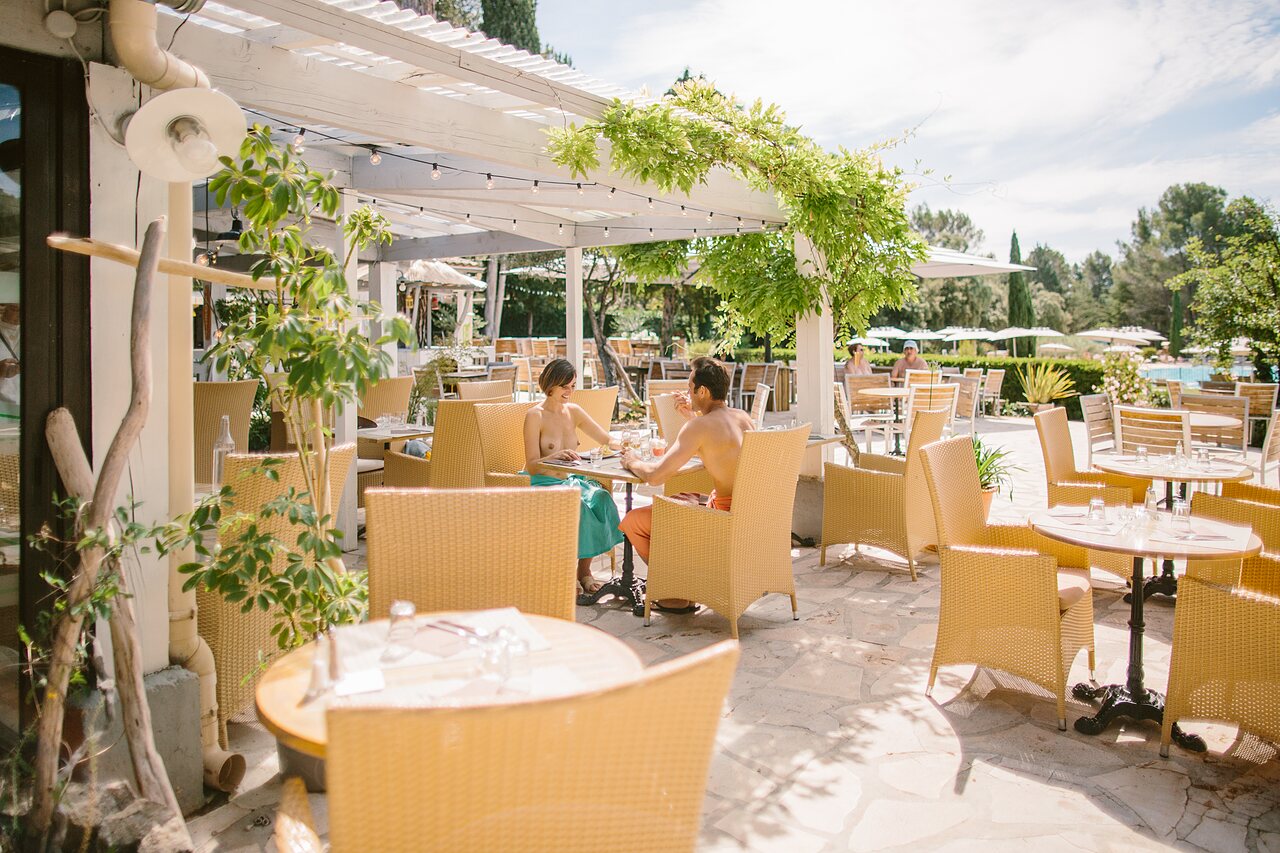 Terrasse de restaurant ext�rieure sous pergola au camping LIBRANOO Naturiste Belezy � B�doin (84).