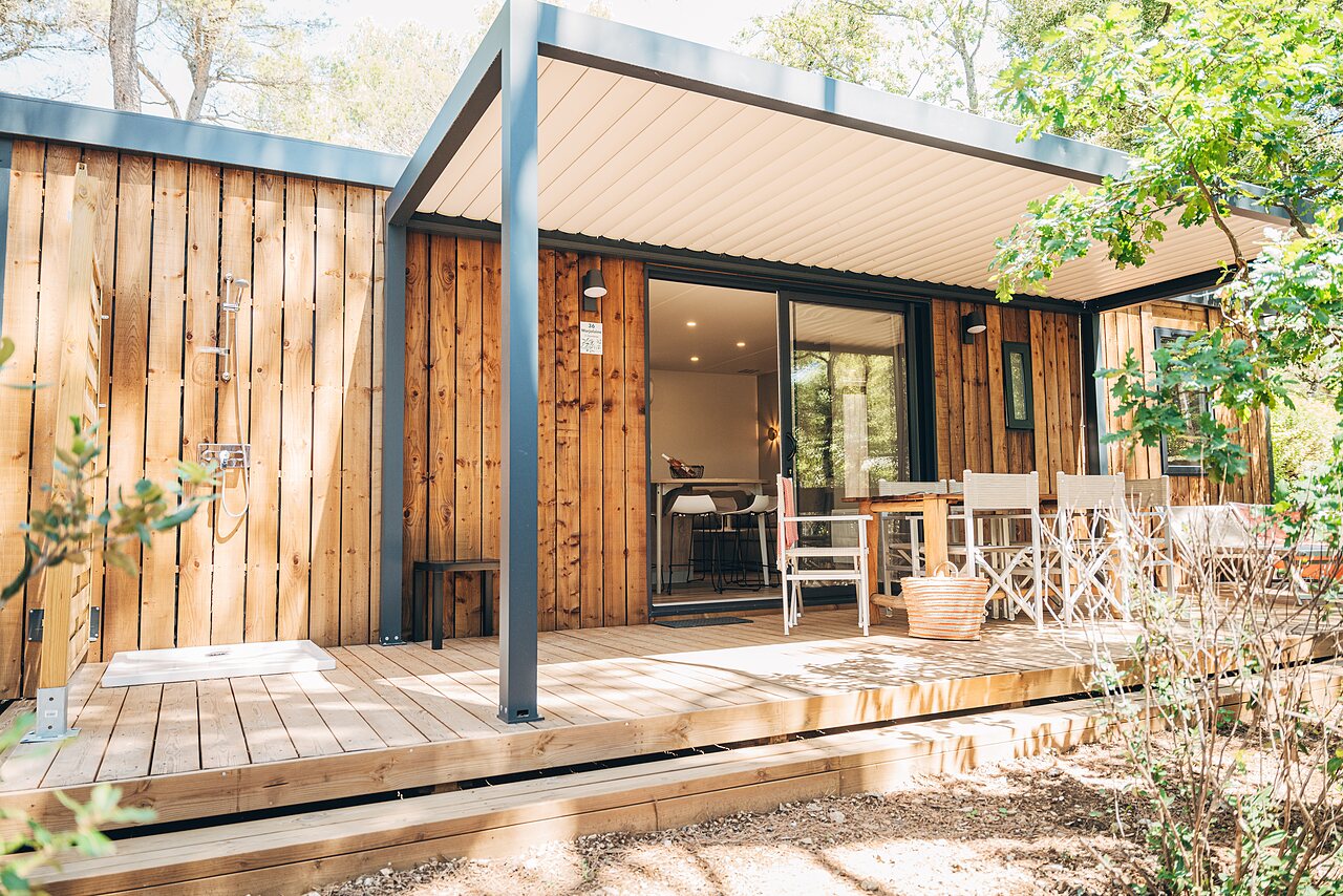 Mobil-home moderne, terrasse bois, douche ext�rieure au camping LIBRANOO Naturiste Belezy.