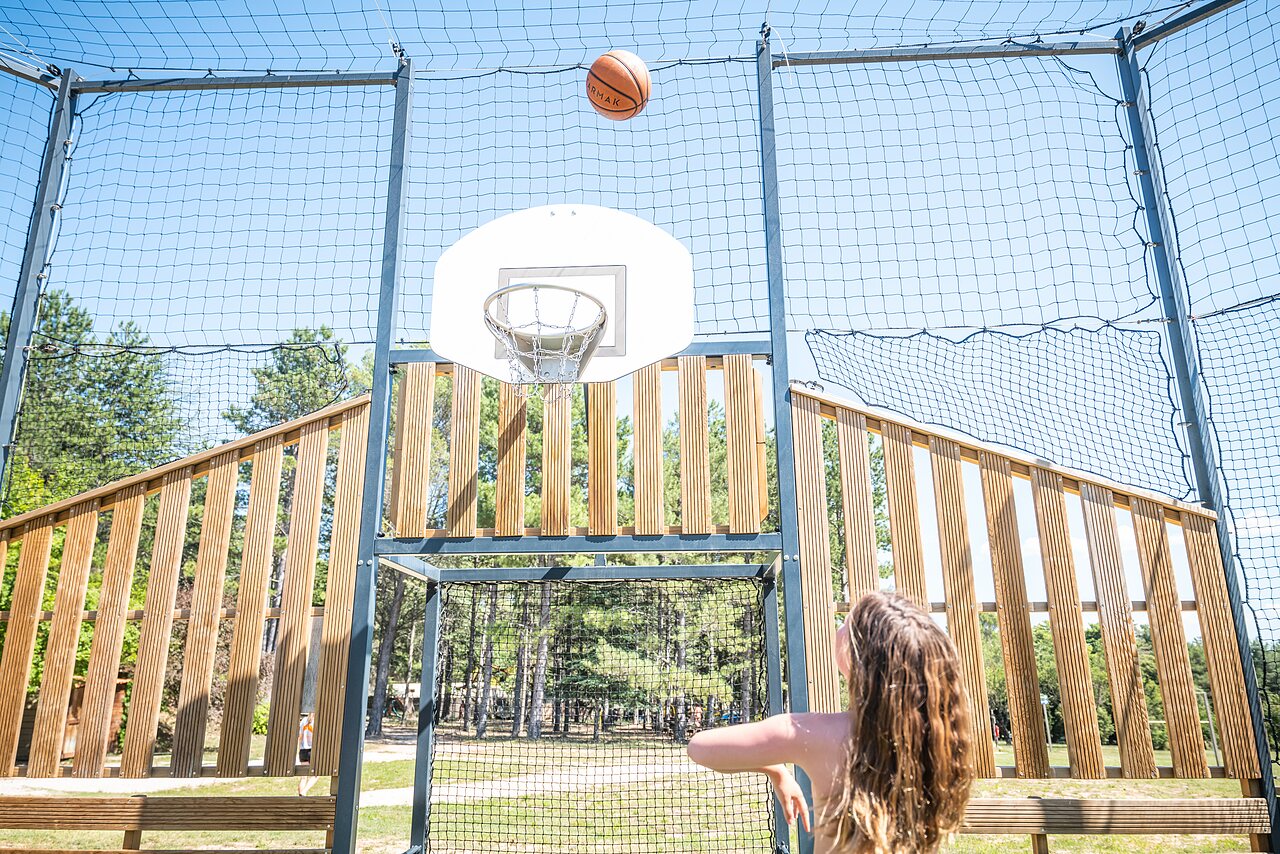 Terrain multisport et basket au camping LIBRANOO Naturiste Belezy � B�doin.