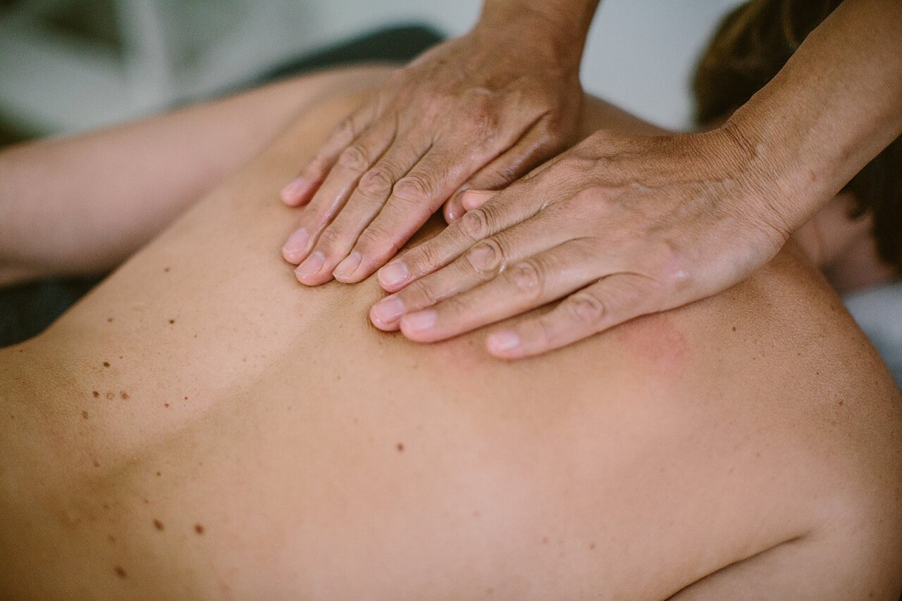 Massage du dos relaxant au camping LIBRANOO Naturiste Belezy � B�doin (84).