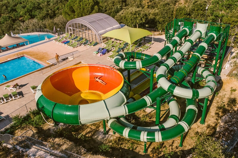 Parc aquatique avec toboggans g�ants et piscines au camping LIBRANOO Naturiste Sabliere � Barjac (30).