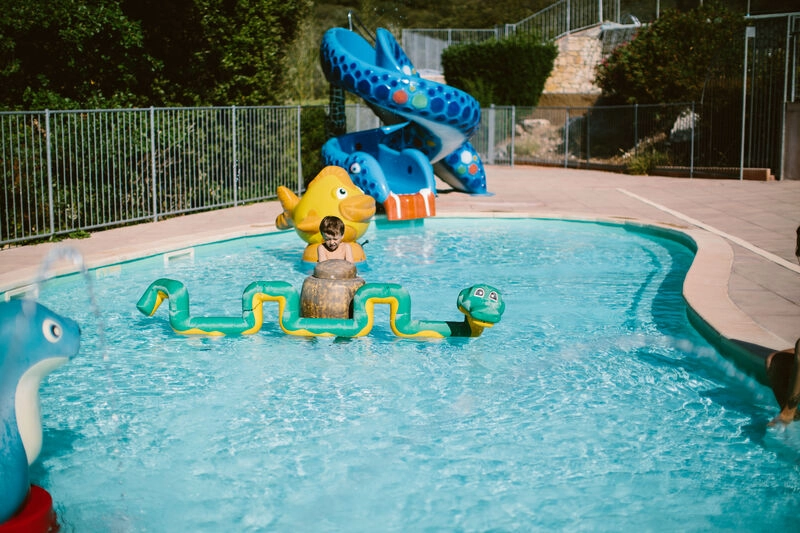 Piscine enfants, toboggan et jeux aquatiques au camping LIBRANOO Naturiste Sabliere � Barjac (30).