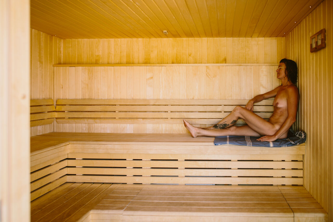 Sauna en bois, personne naturiste relax�e, camping LIBRANOO Naturiste Sabliere Barjac (30).