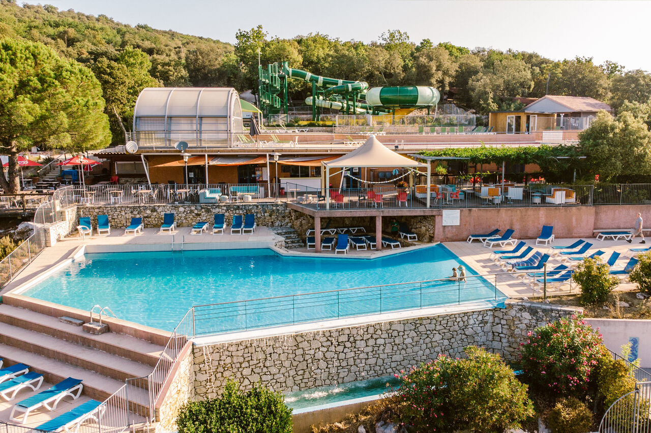 Piscine ext�rieure, toboggans et restaurant au camping LIBRANOO Naturiste Sabliere � Barjac (30).