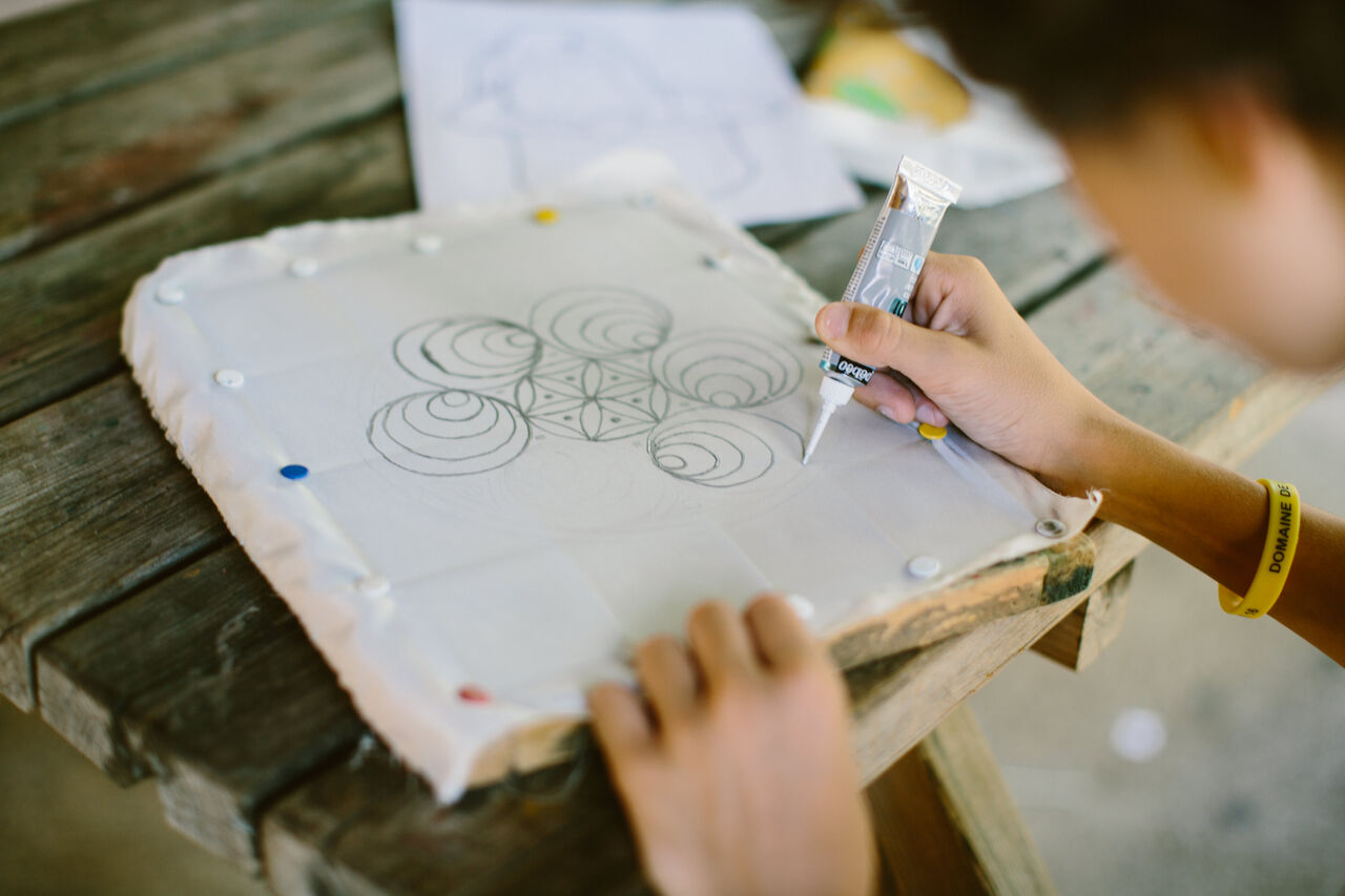 Activit� cr�ative de peinture sur tissu pour enfants au camping LIBRANOO Naturiste Sabliere � Barjac (30).