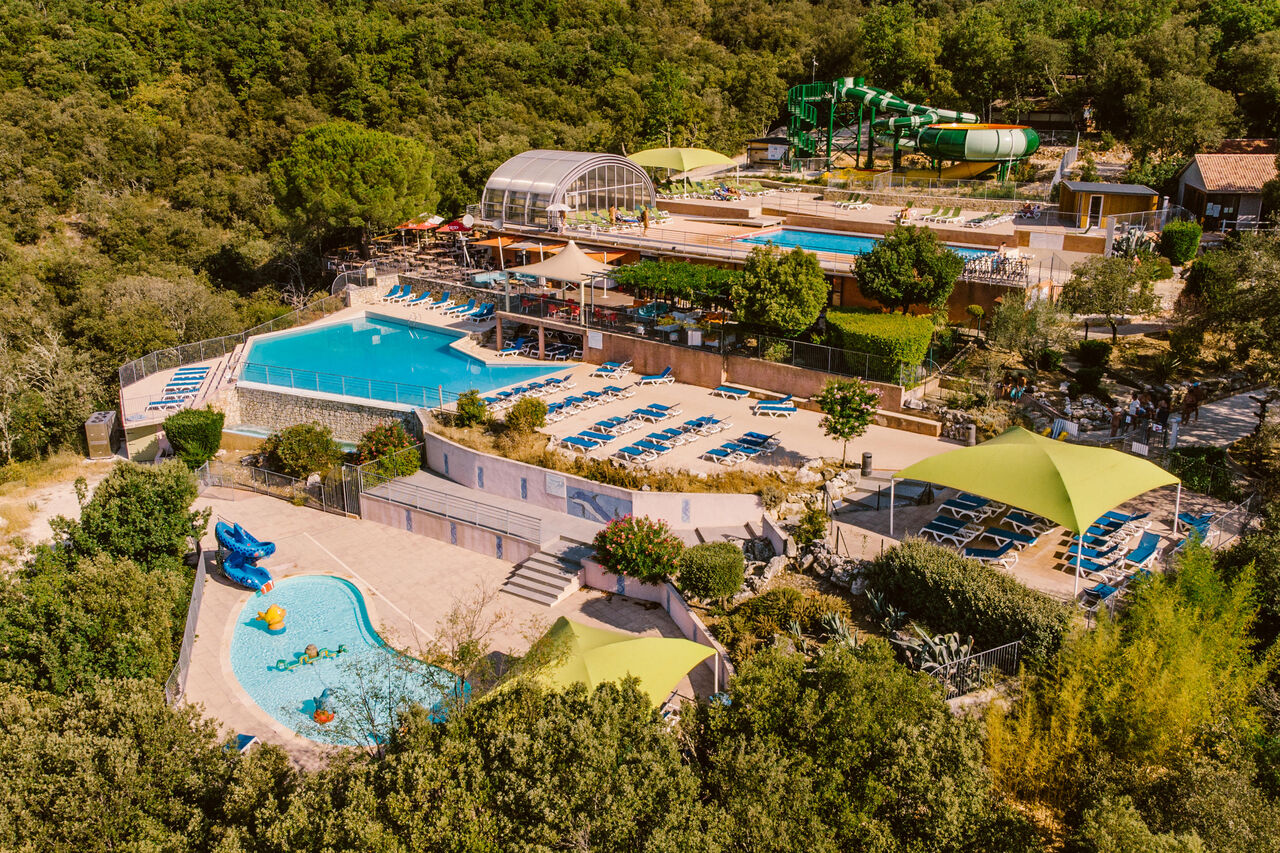 Piscines, toboggans aquatiques et solarium au camping LIBRANOO Naturiste Sabliere � Barjac (30).