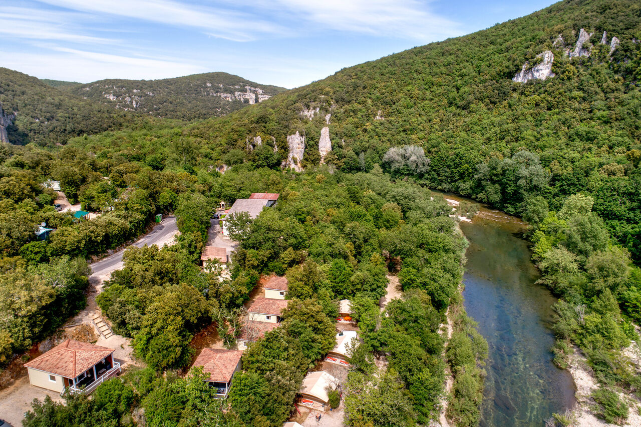 Vue a�rienne du camping, rivi�re, h�bergements et nature luxuriante au camping LIBRANOO Naturiste Sabliere � Barjac (30).