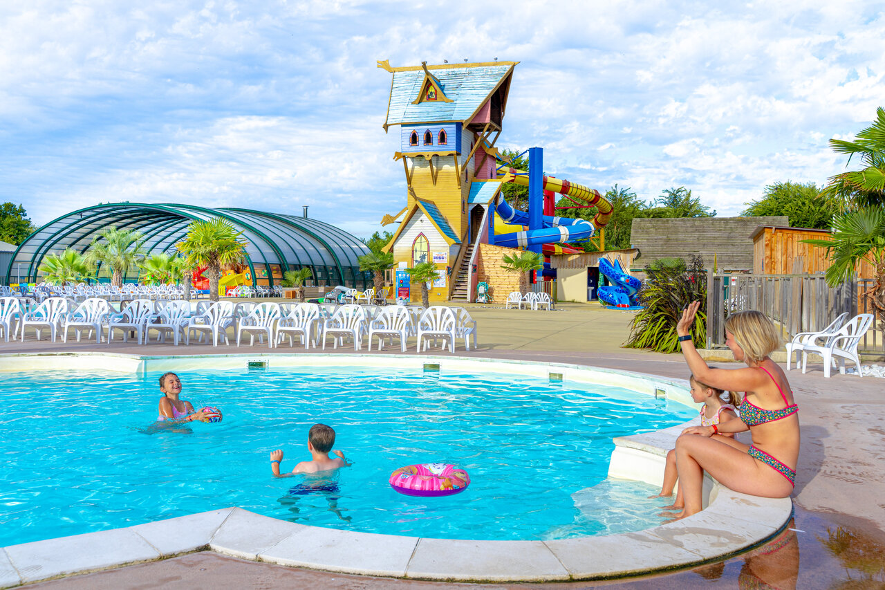 Piscine, toboggans au camping CAPFUN Donjon de Lars � Courseulles-sur-Mer (14).