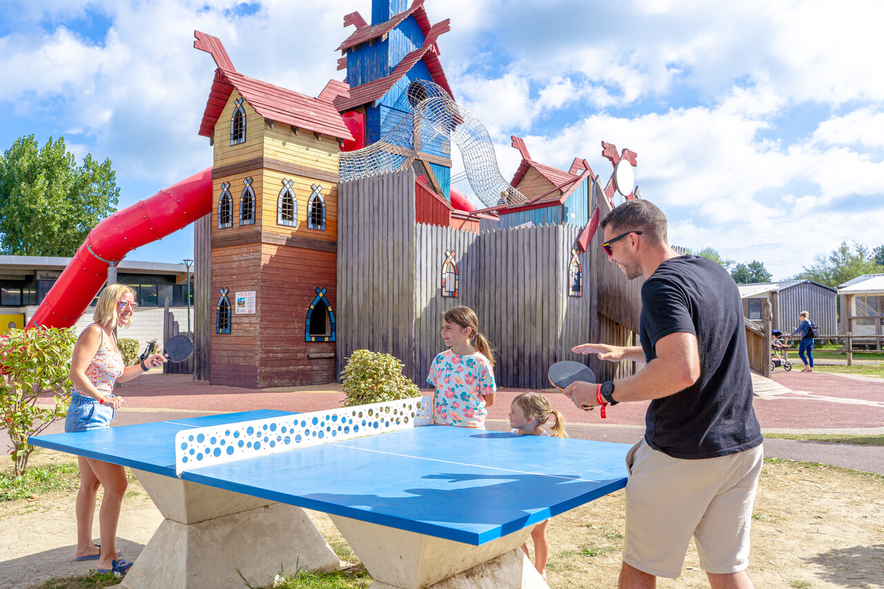 Famille jouant au tennis de table, aire de jeux, CAPFUN Donjon de Lars.