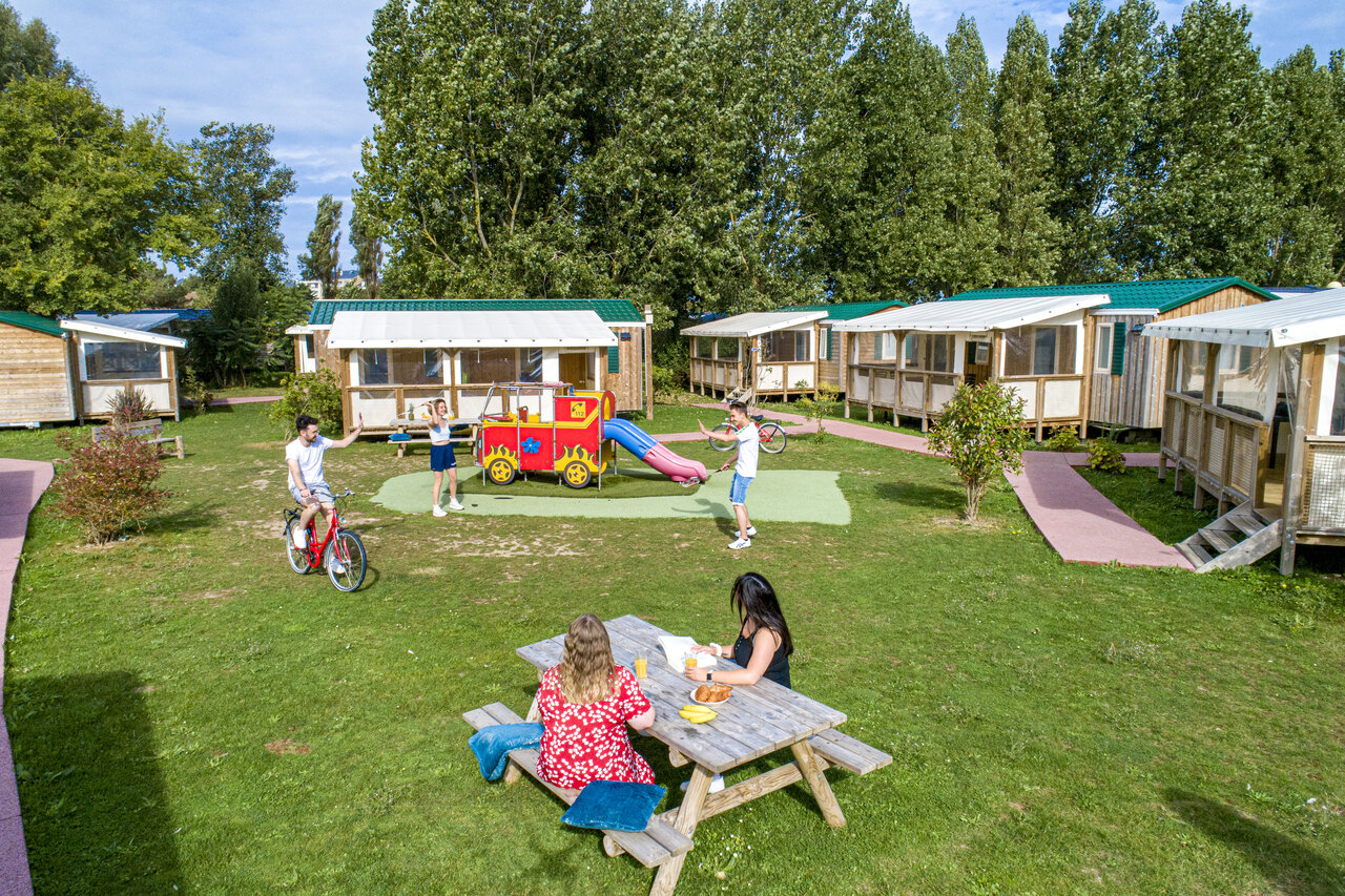 H�bergements, jeux au camping CAPFUN Donjon de Lars � Courseulles-sur-Mer (14).