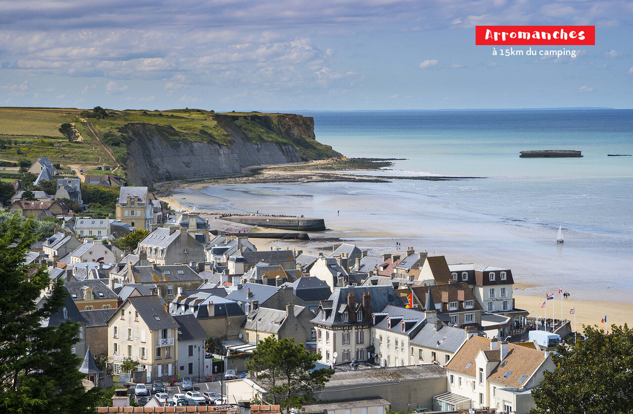 Village c�tier d'Arromanches-les-Bains, plage et vestiges du port artificiel en Normandie.
