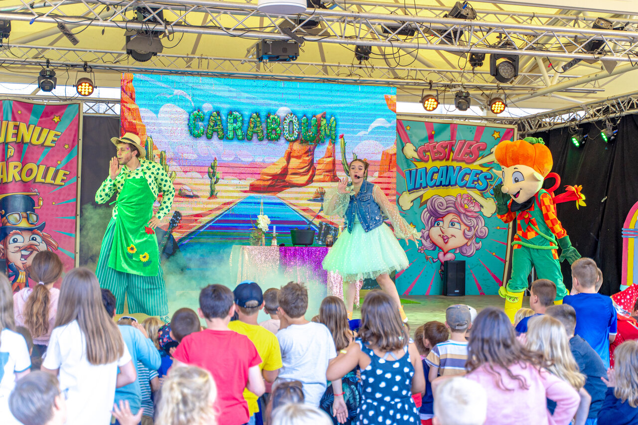Spectacle d'animation pour enfants avec mascottes au camping CAPFUN Dune Fleurie � Quend Plage.
