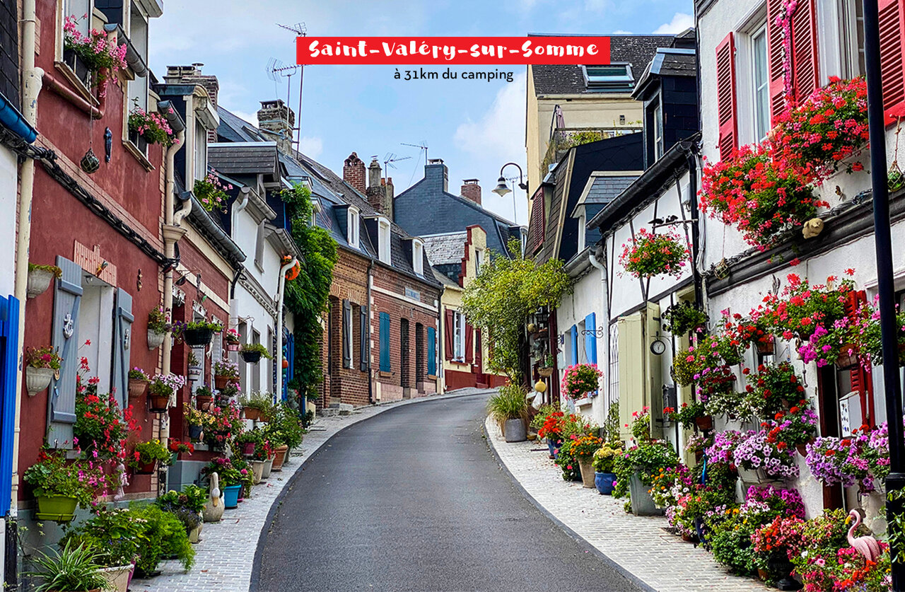 Rue fleurie pittoresque � Saint-Val�ry-sur-Somme, une ville � visiter en Picardie.