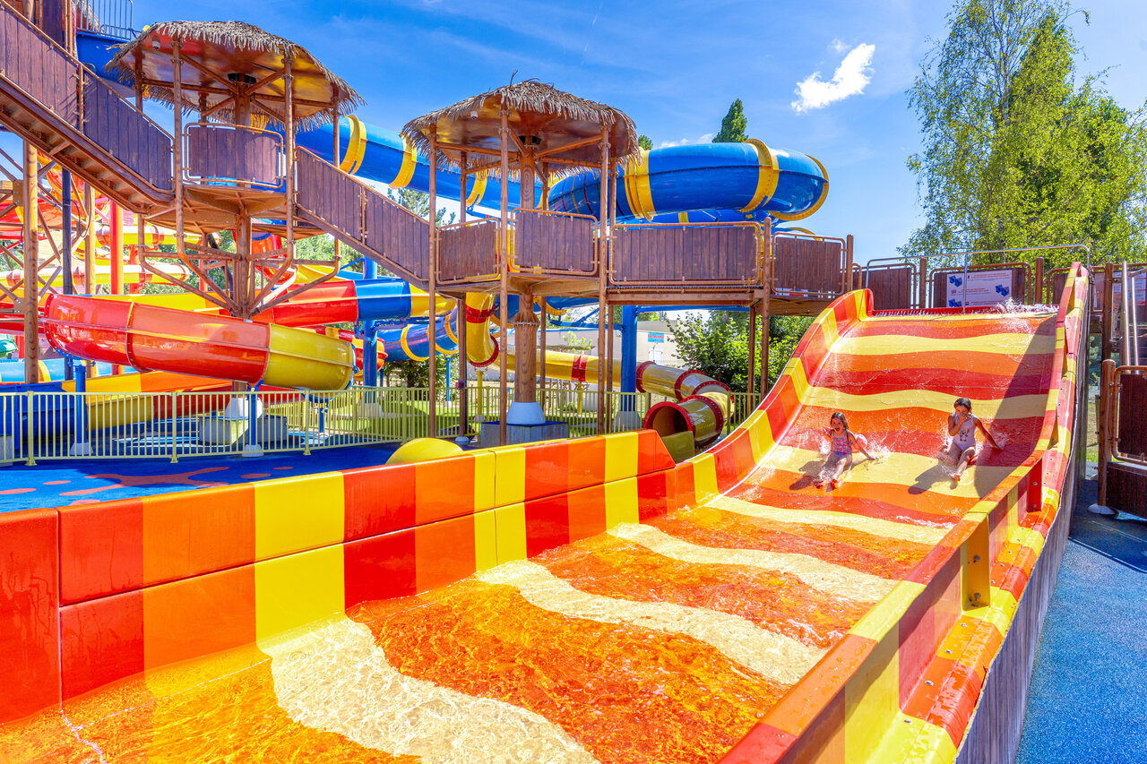 Toboggans aquatiques color�s, enfants au camping CAPFUN Dune Fleurie � Quend Plage (80).