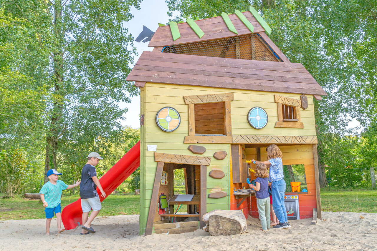 Cabane enfants au camping CAPFUN Dune Fleurie � Quend Plage (80).