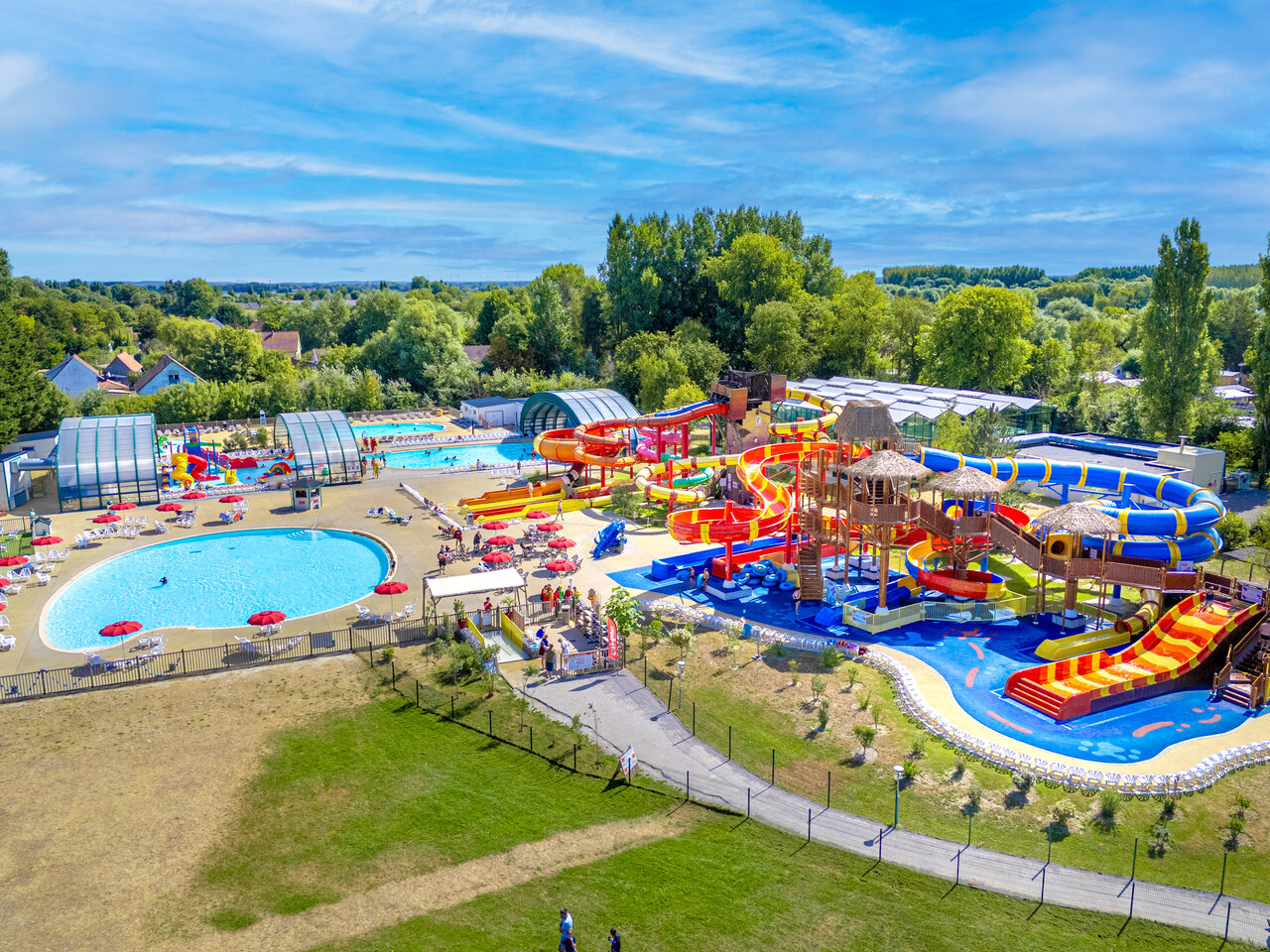 Toboggans g�ants, piscines ext�rieures et jeux aquatiques au camping CAPFUN Dune Fleurie.