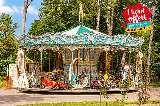 Manège carrousel avec enfants au camping CAPFUN Dune Fleurie à Quend Plage (80).