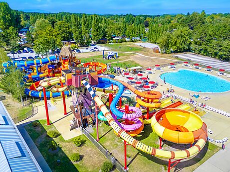 Toboggans aquatiques color�s et grande piscine ext�rieure vus du ciel au camping CAPFUN Dune Fleurie � Quend Plage (80).