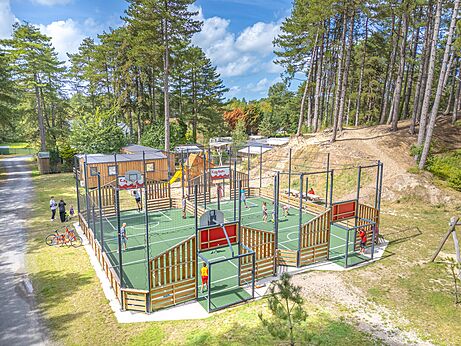 Terrain multisport avec enfants jouant au basket et football au camping CAPFUN Dune Fleurie à Quend Plage (80).