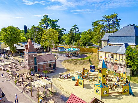 Terrasse de restaurant et aire de jeux au camping CAPFUN Dune Fleurie � Quend Plage.