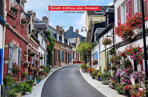 Rue fleurie pittoresque à Saint-Valéry-sur-Somme, lieu à visiter près du camping.