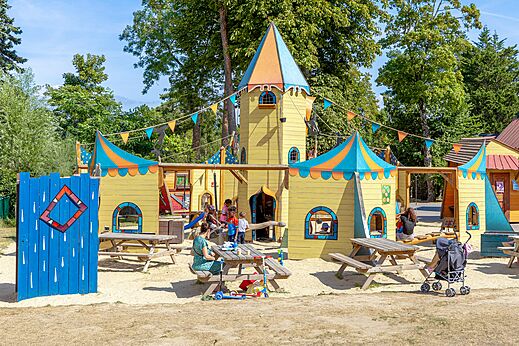 Aire de jeux château colorée avec enfants au camping CAPFUN Dune Fleurie à Quend Plage.