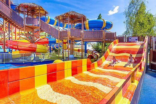 Toboggan aquatique géant et enfants jouant au camping CAPFUN Dune Fleurie à Quend Plage (80).