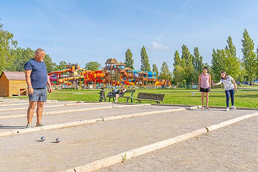 Terrain de pétanque avec joueurs au camping CAPFUN Dune Fleurie à Quend Plage (80).