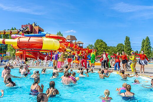 Piscine extérieure animée avec toboggans géants au camping CAPFUN Dune Fleurie à Quend Plage (80).