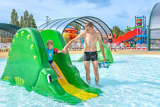 Piscine ludique, toboggan enfant au camping CAPFUN Dune Fleurie à Quend Plage.