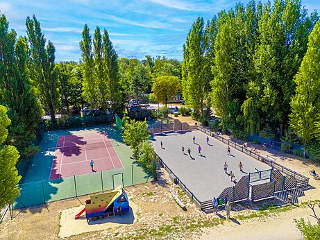 Activités sportives et aire de jeux au camping CAPFUN Dune Fleurie à Quend Plage (80).