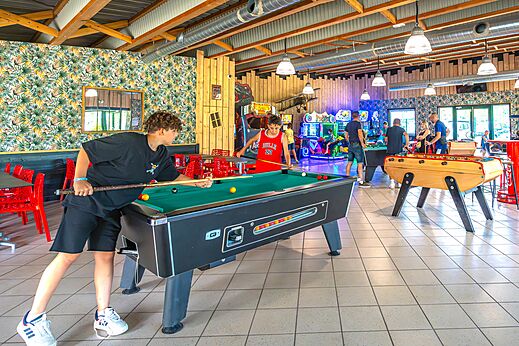 Billard, baby-foot et jeux d'arcade au camping CAPFUN Dune Fleurie � Quend Plage.