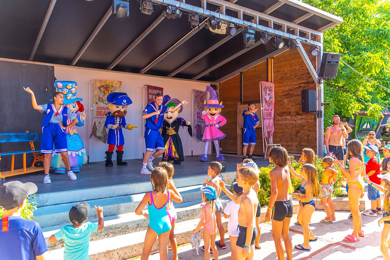 Spectacle d'animation avec mascottes et enfants au camping CAPFUN Duravel � Duravel (46).