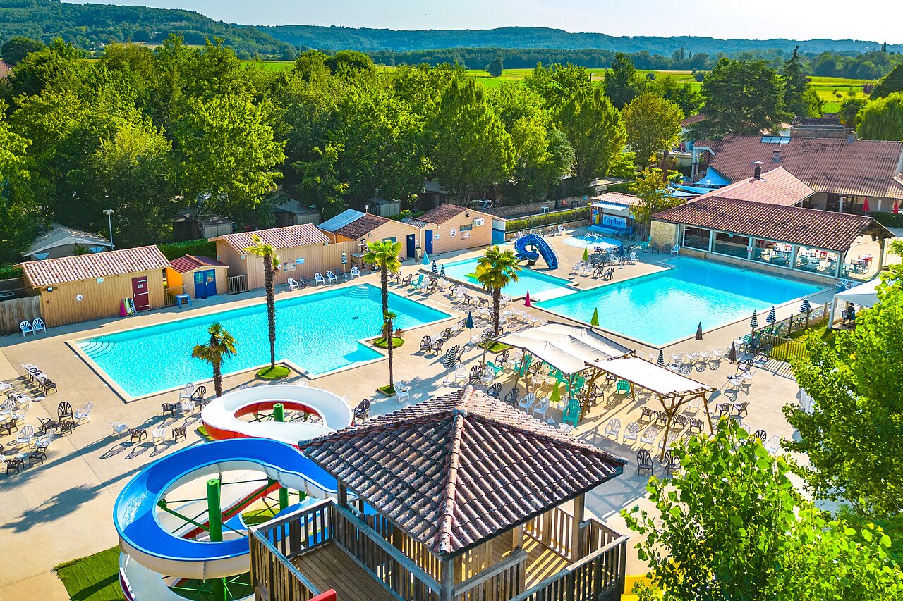 Grand complexe aquatique, piscines ext�rieures et toboggans au camping CAPFUN Duravel � Duravel (46).