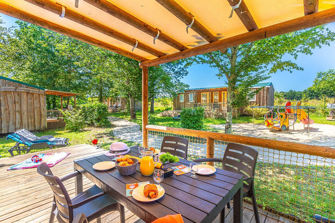 Terrasse de mobil-home avec petit-d�jeuner, aire de jeux au CAPFUN Duravel (46).