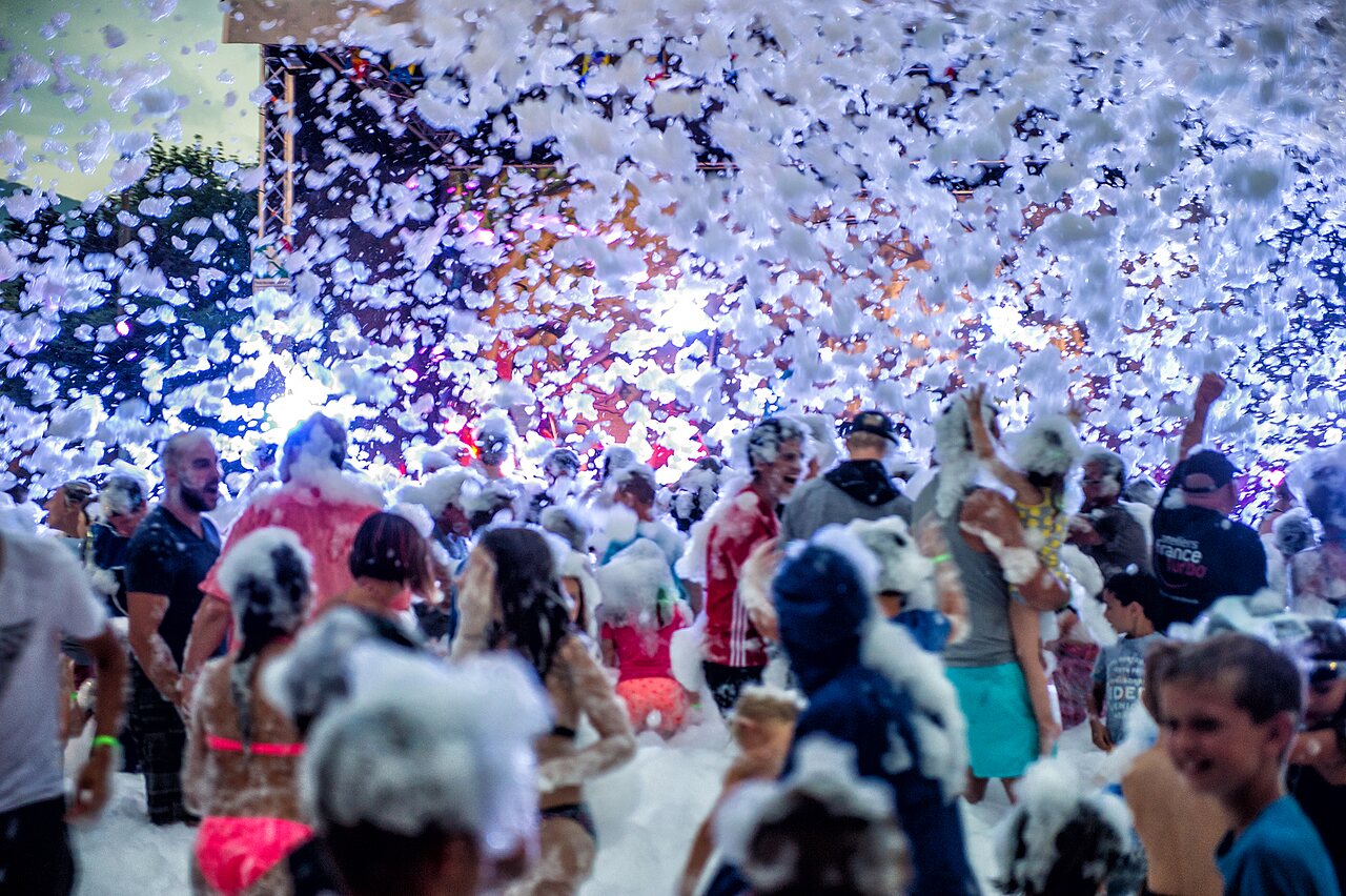 Soir�e mousse anim�e avec de nombreux vacanciers au camping CAPFUN Duravel � Duravel (46).