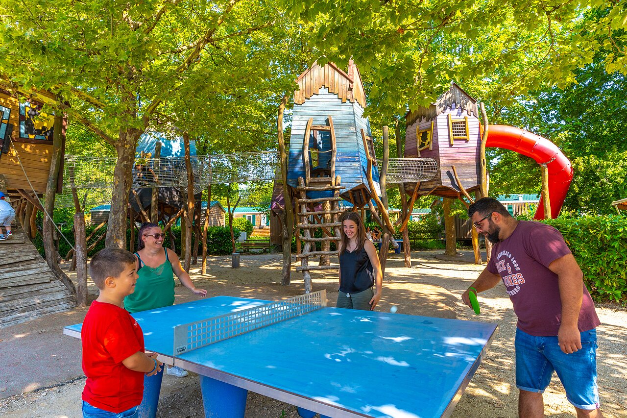 Ping-pong, cabanes dans les arbres et toboggan au camping CAPFUN Duravel � Duravel (46).