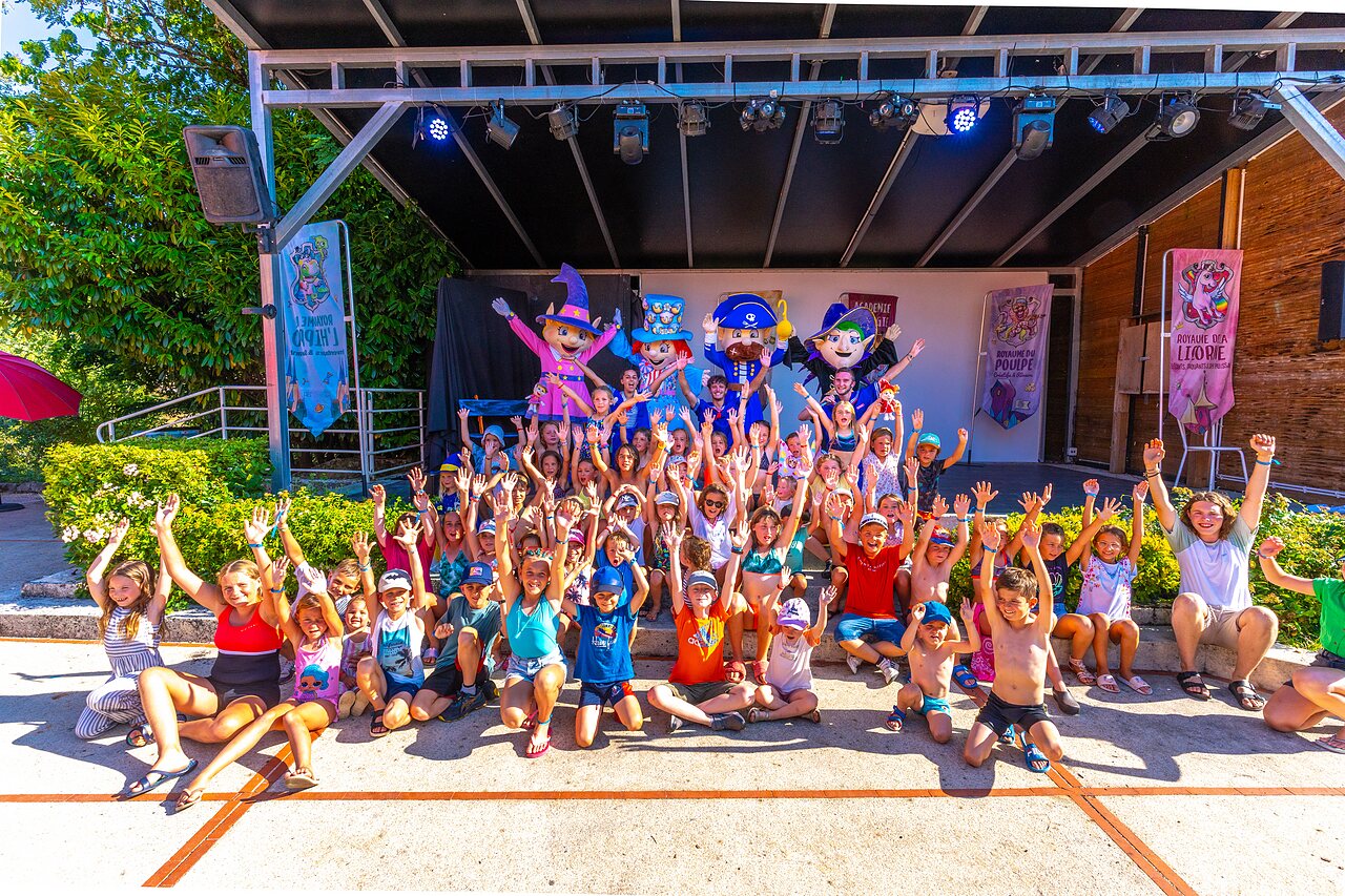 Enfants et mascottes sur sc�ne pour animation au camping CAPFUN Duravel � Duravel (46).