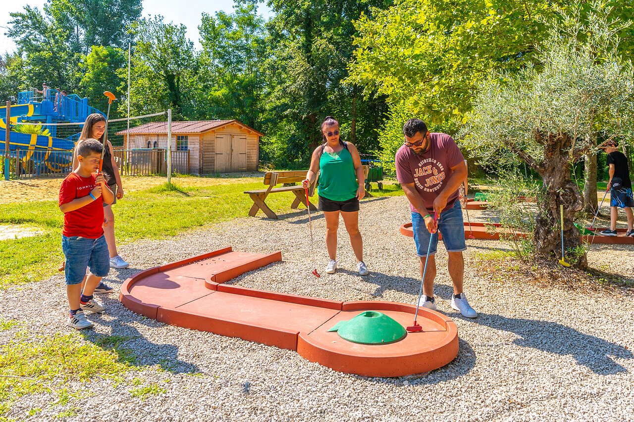 Mini-golf en famille au camping CAPFUN Duravel � Duravel (46).