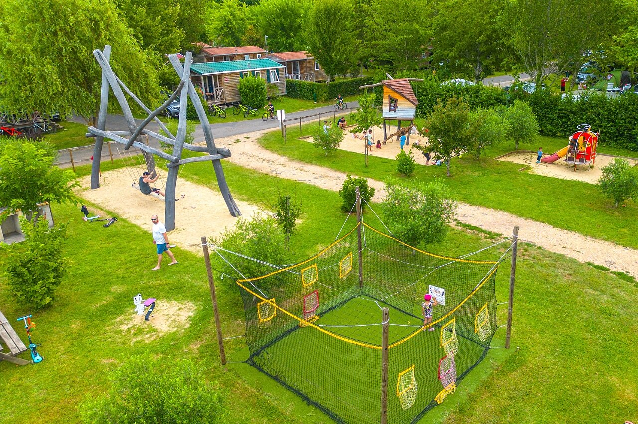Balan�oire g�ante, toboggan, cabane, jeu de cibles au camping CAPFUN Duravel.