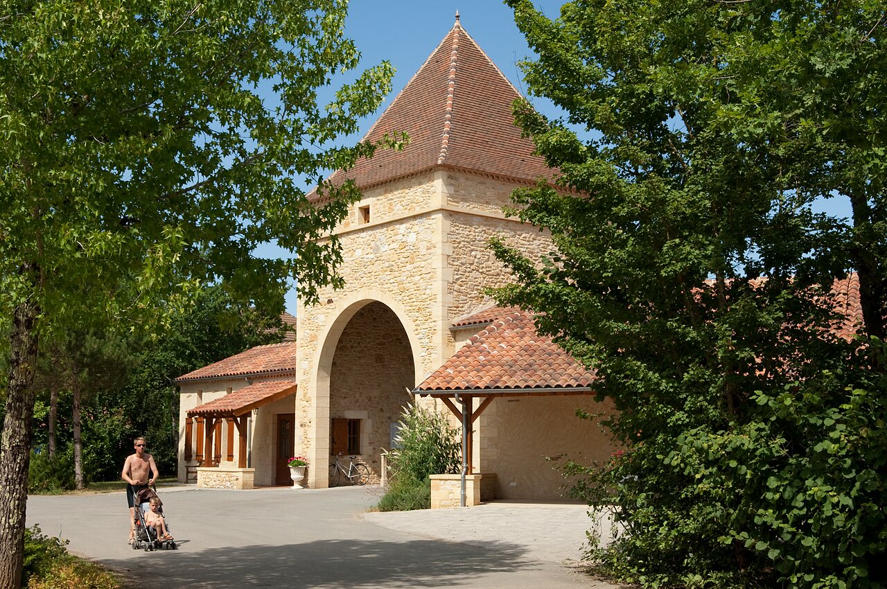 B�timent d'accueil en pierre avec arche, entr�e du camping CAPFUN Duravel � Duravel.