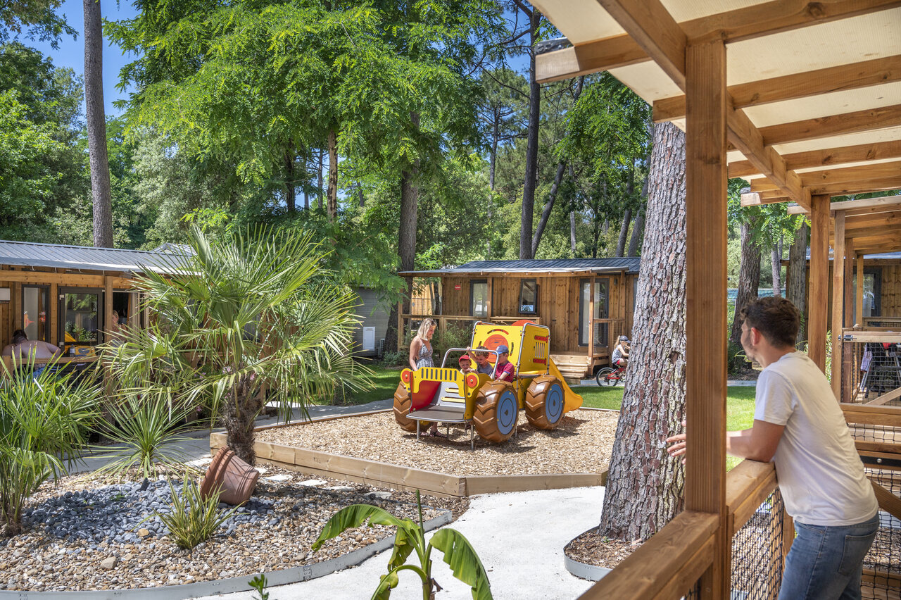 Mobile homes en bois et aire de jeux enfants au camping CAPFUN Ecureuils � JARD SUR MER (85).