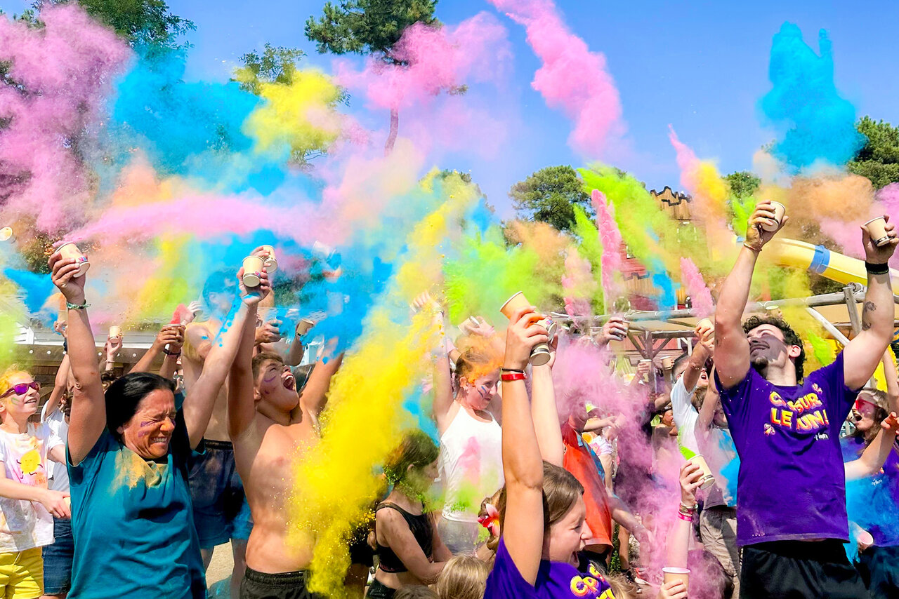 Animation color�e poudre Holi, participants joyeux au camping CAPFUN Ecureuils � JARD SUR MER (85).