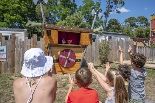 Spectacle de marionnettes pour enfants au camping CAPFUN Ecureuils � JARD SUR MER (85).