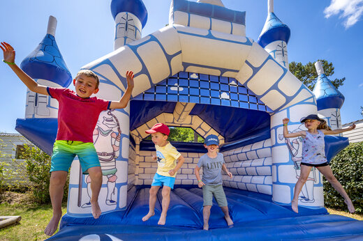 Ch�teau gonflable avec enfants qui sautent au camping CAPFUN Ecureuils � JARD SUR MER (85).