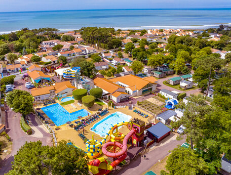 Parc aquatique, toboggans, vue a�rienne au camping CAPFUN Ecureuils � JARD SUR MER (85).