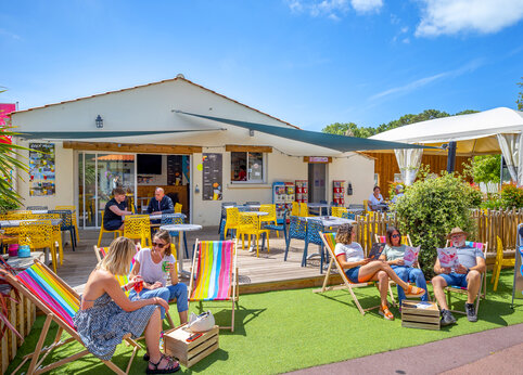 Bar et terrasse ensoleill�e au camping CAPFUN Ecureuils � JARD SUR MER (85).