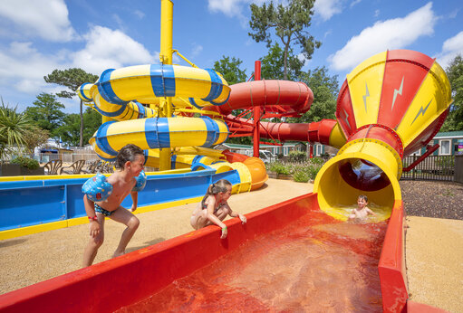 Toboggans aquatiques color�s pour enfants au camping CAPFUN Ecureuils JARD SUR MER (85).